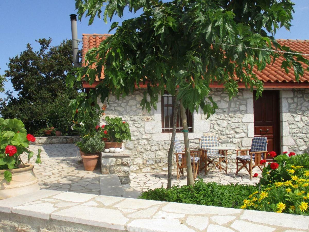 הוילה Stone House In A Quiet Landscape, Leonidion מראה חיצוני תמונה